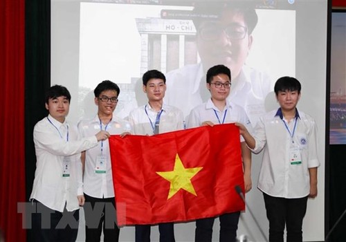 Вьетнамские школьники завоевали множество медалей на Международной олимпиаде по математике и физике  - ảnh 1
