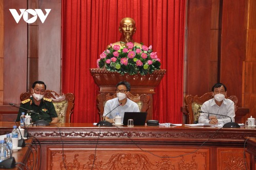 Вице-премьер Вьетнама Ву Дык Дам провел рабочую встречу с руководством провинции Тиензянг по борьбе с коронавирусом - ảnh 1
