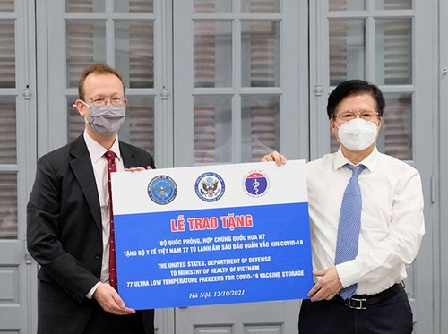 США подарили Вьетнаму 77 морозильных камер для хранения вакцин против коронавируса  - ảnh 1