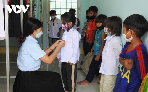 В общине ДакПси уезда Дакха провинции Контум оказывают поддержку детям в учёбе - ảnh 1