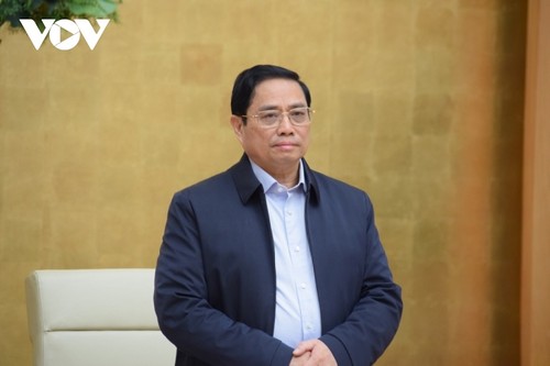 Премьер-министр Фам Минь Тинь: Гибкое управление денежно-кредитной политикой для поддержания экономической стабильности - ảnh 1
