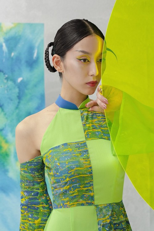 Новая коллекция модельера Кенни Тхая с посланием о светлом будущем - ảnh 11