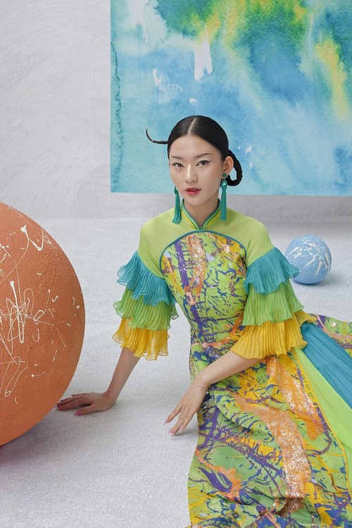 Новая коллекция модельера Кенни Тхая с посланием о светлом будущем - ảnh 12