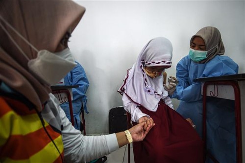 Правительства стран призвали своих граждан строго соблюдать профилактические меры и делать бустерную дозу вакцины против коронавируса - ảnh 1