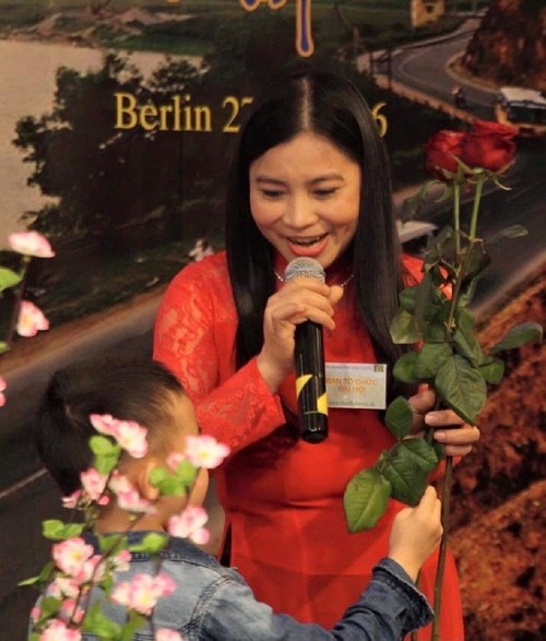 Вьетнамские эмигранты исполняют народные песни - ảnh 2