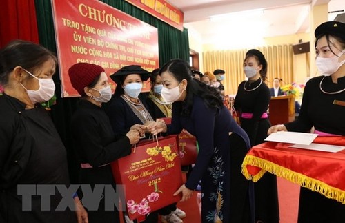 Передача новогодних подарков от председателя Нацсобрания малообеспеченным семьям в провинции Тхайнгуен  - ảnh 1