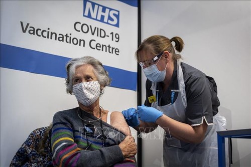 Великобритания пилотирует 4-ю вакцинацию от коронавируса с использованием препарата против Омикрона - ảnh 1
