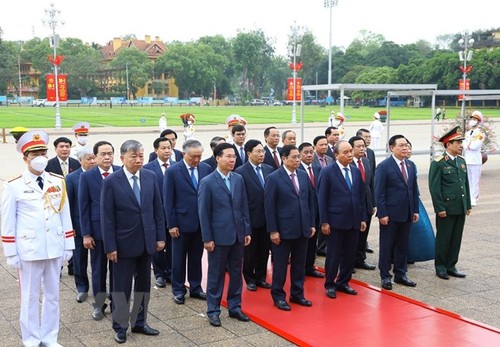 Руководители партии и государства Вьетнама возложили венки к Мавзолею Хо Ши Мина  - ảnh 1