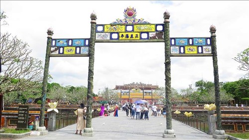 Во время праздников 30 апреля и 1 мая во Вьетнаме отмечено большое количество туристов  - ảnh 1