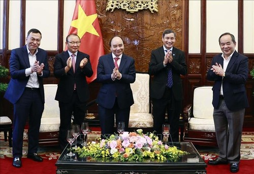 Президент Вьетнама Нгуен Суан Фук похвалил тренеров мужской и женской сборных по футболу  - ảnh 1