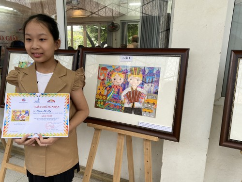 Вьетнамские дети рисуют картинки на тему «Дружба между Вьетнамом и РФ»  - ảnh 2