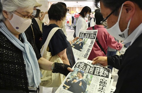 Застрелен бывший премьер-министр Абэ: в Японии прекратили предвыборную кампанию - ảnh 1