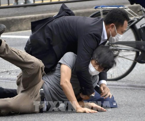Японская полиция выясняет мотивы человека, напавшего на бывшего премьер-министра Синдзо Абэ  - ảnh 1