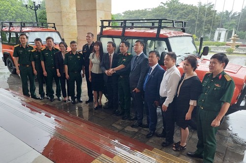 Вьетнамцы в России подарили Родине машины для поисково-спасательных работ  - ảnh 1