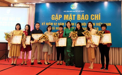 Мероприятия, приуроченные к 92-й годовщине Дня основания Союза вьетнамских женщин   - ảnh 1