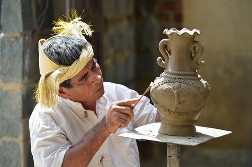 Досье «Гончарное искусство народности тям» было внесено в Список нематериального наследия, нуждающегося в срочной охране ЮНЕСКО  - ảnh 1