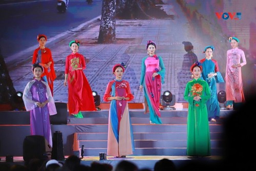 Популяризация вьетнамского платья аозай за рубежом - ảnh 2