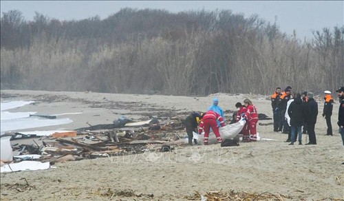 Число погибших в результате затопления лодки в Италии увеличилось до 59 человек - ảnh 1