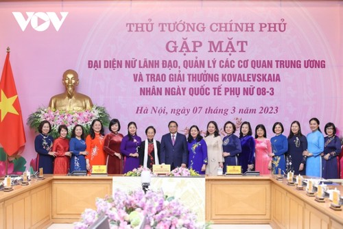 Премьер-министр Фам Минь Тинь встретился с вьетнамскими женщинами-учеными, удостоенными премии Софьи Ковалевской - ảnh 1