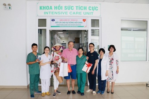 Британская пара, которая вылечилась от Ковид-19 благодаря вьетнамским врачам, вернулась во Вьетнам - ảnh 1