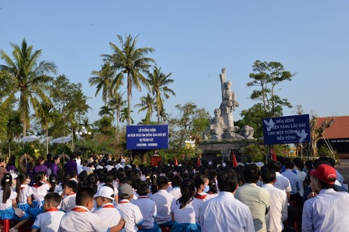 В Куангнгай состоялась мемориальная церемония,  посвященная памяти  жертв, погибших в резне в Шонми 55 лет назад  - ảnh 1