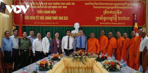 Постоянный заместитель председателя Национального собрания поздравил кхмеров в Кантхо с праздником Чол Чнам Тхмей  - ảnh 2