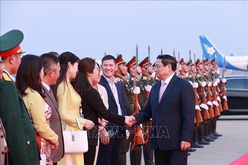 Премьер-министр Фам Минь Тинь завершил деловую поездку в Вьентьян для участия в 4-м саммите Комиссии по реке Меконг - ảnh 1