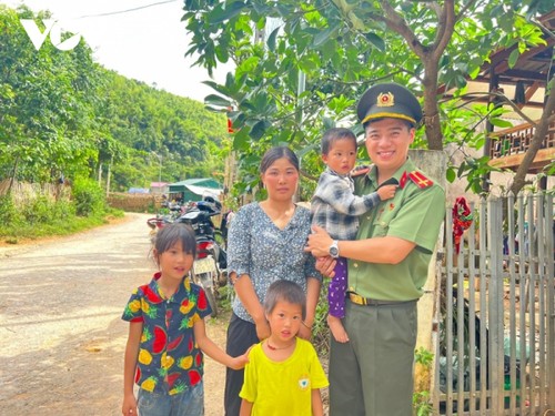 Лейтенант полиции Зыонг Хай Ань и желание дарить счастье детям в приграничных районах - ảnh 1