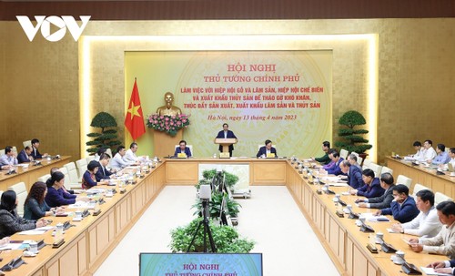 Премьер-министр Фам Минь Тинь председательствовал на конференции «Устранение трудностей, продвижение производства и экспорта лесной и рыбной продукции в 2023 году» - ảnh 1