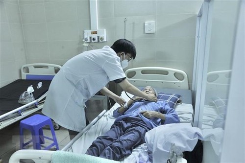 Во Вьетнаме по состоянию на 7 мая число подтвержденных случаев заражения коронавирусом почти на тысячу меньше по сравнению с 6 мая - ảnh 1