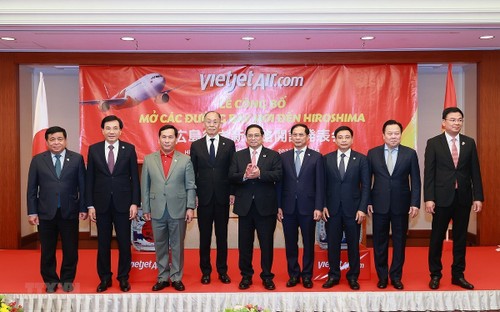 Премьер-министр Фам Минь Чинь принял участие в церемонии объявления об открытии прямого рейса Ханой – Хиросима - ảnh 1