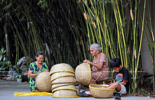 200-летняя ремесленная деревня по плетению изделий из бамбука и ротанга в уезде Кучи  - ảnh 10