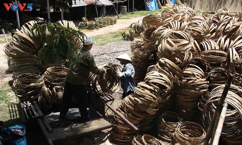 200-летняя ремесленная деревня по плетению изделий из бамбука и ротанга в уезде Кучи  - ảnh 6