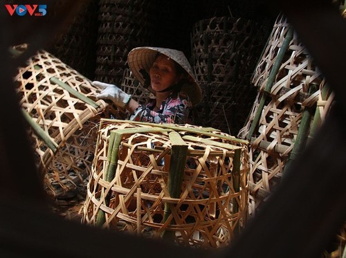 200-летняя ремесленная деревня по плетению изделий из бамбука и ротанга в уезде Кучи  - ảnh 8