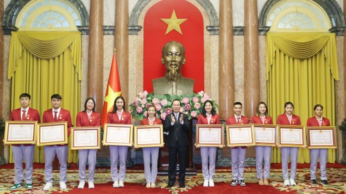 Президент Вьетнама Во Ван Тхыонг вручил ордена Труда лучшим спорстменам и тренерам, участвовавшим в 32-х Играх ЮВА  - ảnh 1