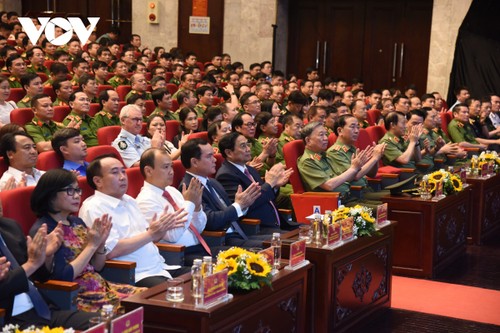 Премьер-министр Фам Минь Тинь принял участие в программе «Стремление к миру», посвящённой чествованию отличившихся активистов и месячнику действий по профилактике и борьбе с наркотиками - ảnh 1