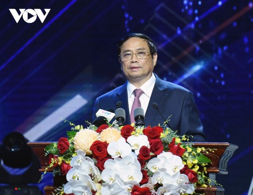 Премьер-министр Фам Минь Тинь принял участие в программе «Стремление к миру», посвящённой чествованию отличившихся активистов и месячнику действий по профилактике и борьбе с наркотиками - ảnh 2