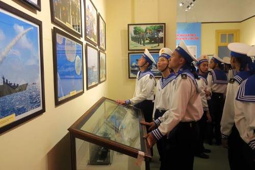 Выставка артефактов о Военно-морских силах Вьетнама - ảnh 1