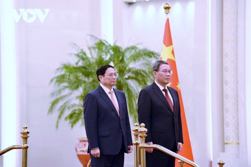 Премьер Госсовета КНР Ли Цян председательствовал на церемонии приветствия премьер-министра Фам Минь Тиня, находящегося с официальным визитом в Китае - ảnh 1