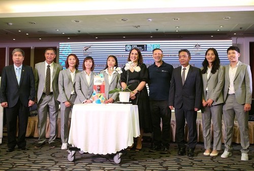 Посольства стран-хозяек ЧМ-2023 провели встречу с женской сборной Вьетнама - ảnh 1