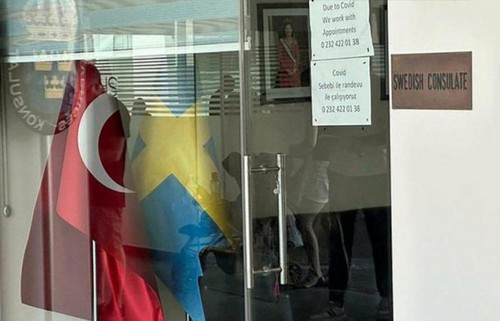 Один человек тяжело ранен в результате нападения на консульство Швеции в Измире - ảnh 1