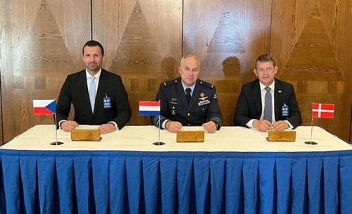 Чехия, Дания и Нидерланды подписали соглашение о поставках оружия в Украину - ảnh 1