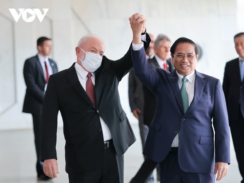 Президент Бразилии Луис Инасиу Лула да Силва возглавил церемонию приветствия премьер-министра Фам Минь Тиня и провел с ним переговоры  - ảnh 1