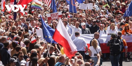 Около 1 миллиона человек собрались на митинге в Варшаве против консервативного польского правительства  - ảnh 1