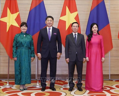 Президент Вьетнама Во Ван Тхыонг устроил прием в честь президента Монголии и его супруги - ảnh 1
