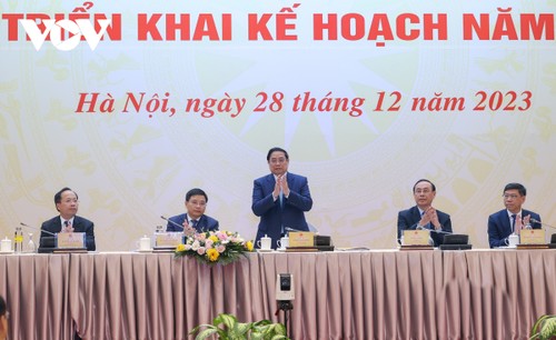 Фам Минь Тинь принял участие в конференции по подведению итогов работы сектора транспорта и путей сообщения за 2023 год - ảnh 1