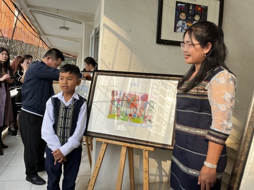 Награждение победителей 7-го международного конкурса детского рисунка «Я рисую Вьетнам – Я рисую Россию»  - ảnh 3