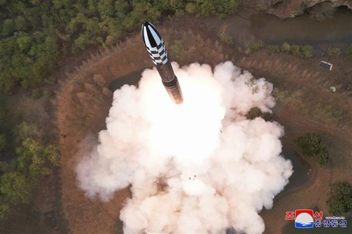 КНДР объявила об успешном испытании баллистической ракеты средней дальности, работающей на твердом топливе - ảnh 1