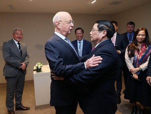 Премьер-министр Вьетнама встретился с основателем, председателем ВЭФ, премьер-министром Республики Корея, президентом Украины и премьер-министром Бельгии  - ảnh 1
