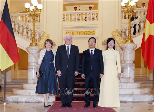 Президент Во Ван Тхыонг и супруга устроили банкет в честь находящихся с визитом во Вьетнам президента ФРГ и супруги - ảnh 1